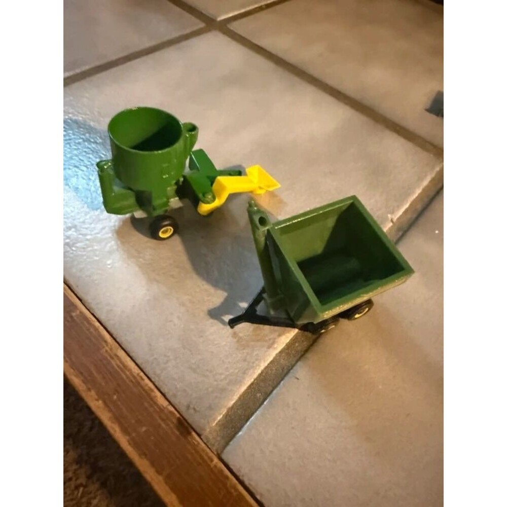 ERTL John Deere 1/64 Scale Farm Toy Set - Grinder Mixer Mill & Tandem Grain Cart